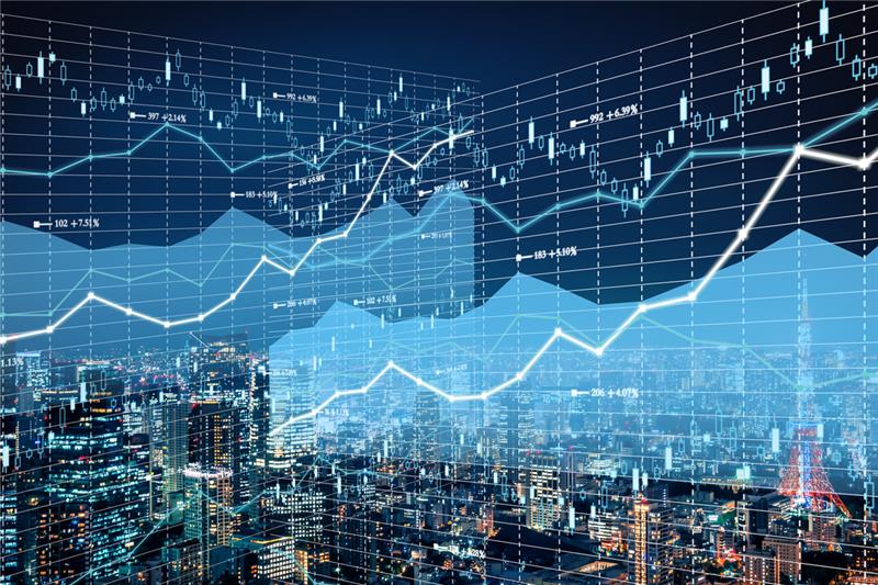 imagem de gráficos, semelhantes aos encontrados em análises de mercado, ilustram tendências e flutuações, sugerindo um cenário de monitoramento e análise de investimentos em debêntures. A interação entre a paisagem urbana e os dados visualizados enfatiza o impacto e a relevância das debêntures de infraestrutura no financiamento de projetos urbanos.